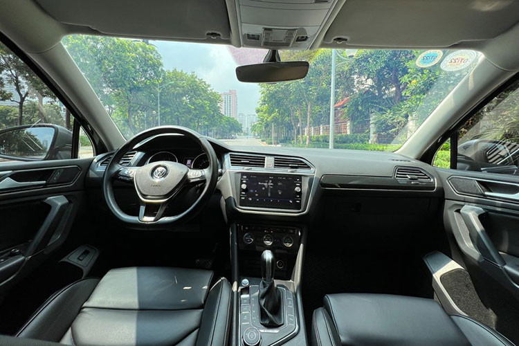 Bên trong nội thất, Tiguan Allspace nổi bật với màn hình kỹ thuật số hiển thị thông tin cho người lái thay cho đồng hồ truyền thống, màn hình cảm ứng có hệ thống Car-Net và MirrorLink tích hợp, hỗ trợ kết nối Apple CarPlay và Android Auto, âm thanh cao cấp Fender... cùng ghế lái chỉnh điện 8 hướng, có tích hợp sưởi.