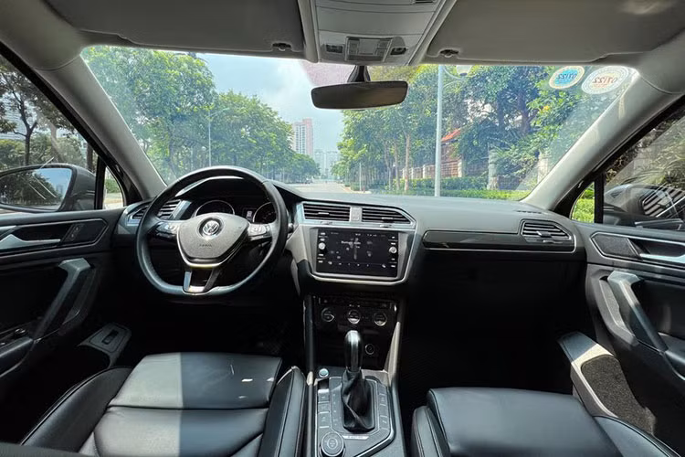 Bên trong nội thất, Tiguan Allspace nổi bật với màn hình kỹ thuật số hiển thị thông tin cho người lái thay cho đồng hồ truyền thống, màn hình cảm ứng có hệ thống Car-Net và MirrorLink tích hợp, hỗ trợ kết nối Apple CarPlay và Android Auto, âm thanh cao cấp Fender... cùng ghế lái chỉnh điện 8 hướng, có tích hợp sưởi.