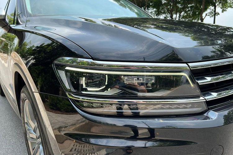 Tiguan Allspace đời 2018 có thiết kế sắc nét góc cạnh với các đường cong và gân dập nổi hai bên thân xe cho cấu tạo khí động học được tối ưu. Khung xe liền khối với thiết kế kết cấu thép chịu lực cho mức độ an toàn bảo vệ hành khách gần như hoàn hảo khi có va chạm. Lưới tản nhiệt thiết kế mạnh mẽ cùng với hệ thống đèn pha và logo VW lớn.