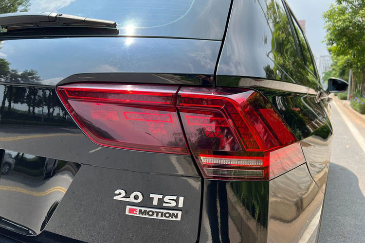 Hệ thống đèn xe ấn tượng với cụm đèn pha LED và đèn sương mù chủ động điều chỉnh khoảng chiếu sáng khi vào cua hay rẽ..., cụm đèn sau LED có độ chiếu sáng tương phản cao.