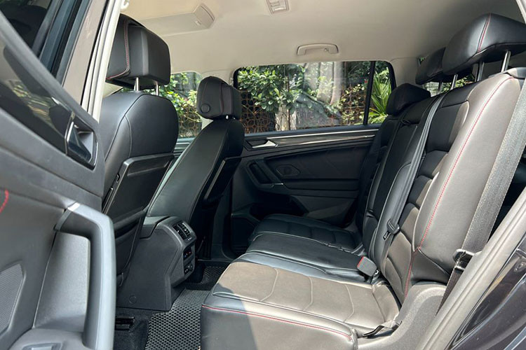Trang bị an toàn tiêu chuẩn của Tiguan Allspace bao gồm; hệ thống chống bó cứng phanh ABS, hỗ trợ lực phanh khẩn cấp BA, chống trược khi tăng tốc ASR, ổn định thân xe điện tử ESC, phanh đỗ chống trôi xe Auto-Hold, ECO start/stop tái tạo năng lượng phanh, hệ thống kết nối ghế an toàn cho trẻ em ISOFIX, cảnh báo suất lốp...