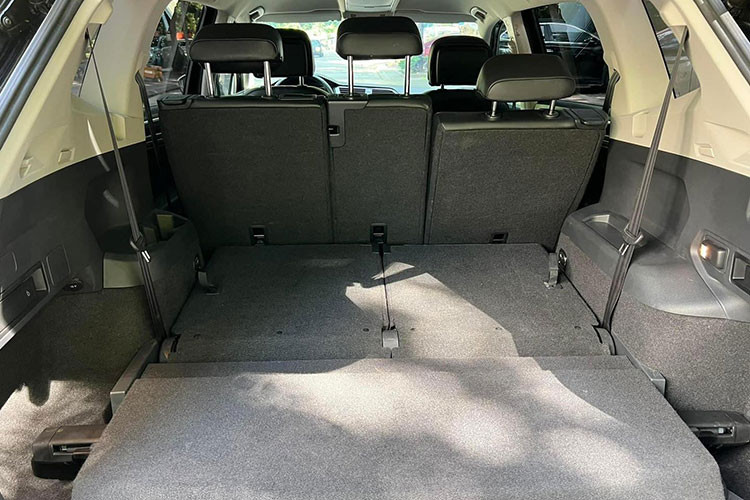 Tiguan Allspace 2018 tại Việt Nam được trang bị khối động cơ 2.0L 4 xy lanh tăng áp TSI sản sinh công suất 180 mã lực tại 4,400 - 6,000 vòng/phút cùng mô men xoắn đạt 320Nm/1,500 – 4,400 vòng/phút. Việc đạt được công suất tối đa và mô men xoắn tối đa ở vòng tua thấp như vậy giúp giảm tiêu hao xăng và bảo vệ môi trường. 