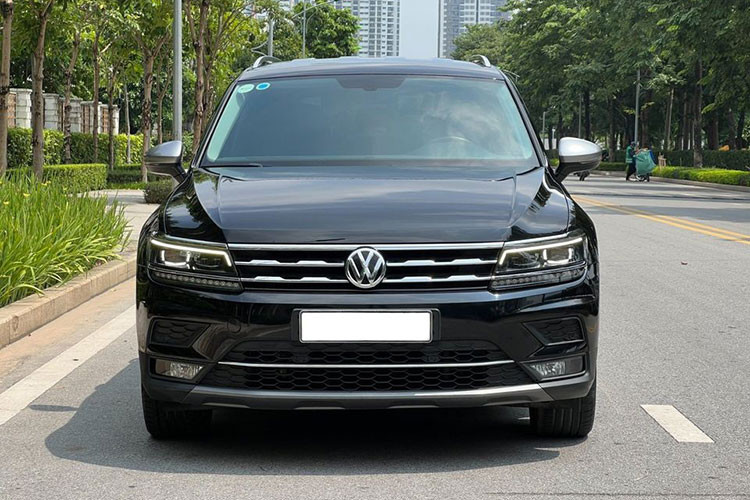 Tại thị trường Việt Nam, khi mới ra mắt giá xe Volkswagen Tiguan Allspace 2018 chính hãng được bán ra là 1,729 tỷ đồng. Chiếc xe trong bài viết này được chủ nhân tại Hà Nội mua và đăng ký năm 2018 và lăn bánh khoảng 50.000km và chào 1,2 tỷ đồng - chỉ lỗ khoảng 500 triệu đồng sau 4 năm sử dụng.