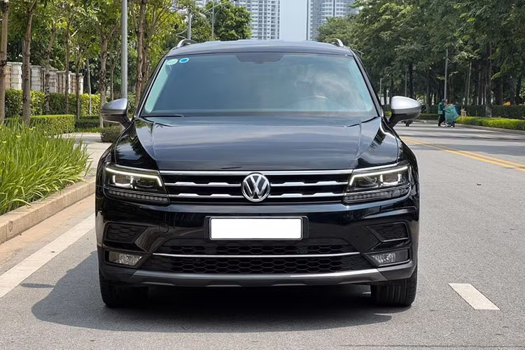 Tại thị trường Việt Nam, khi mới ra mắt giá xe Volkswagen Tiguan Allspace 2018 chính hãng được bán ra là 1,729 tỷ đồng. Chiếc xe trong bài viết này được chủ nhân tại Hà Nội mua và đăng ký năm 2018 và lăn bánh khoảng 50.000km và chào 1,2 tỷ đồng - chỉ lỗ khoảng 500 triệu đồng sau 4 năm sử dụng.