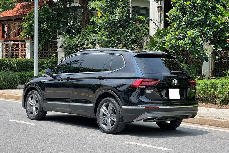 Đuôi xe thể thao và tinh tế với hệ thống ống xả kép ở hai bên và dấu ấn “all space” mạ crôm in nổi phía đuôi bên trái. Ngoài ra, Volkswagen Tiguan cũng sở hữu bộ mâm đúc hợp kim nhôm cỡ 19 inch với 5 chấu đơn “Victoria Falls”.