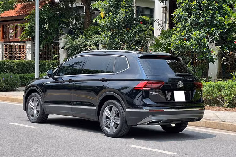 Đuôi xe thể thao và tinh tế với hệ thống ống xả kép ở hai bên và dấu ấn “all space” mạ crôm in nổi phía đuôi bên trái. Ngoài ra, Volkswagen Tiguan cũng sở hữu bộ mâm đúc hợp kim nhôm cỡ 19 inch với 5 chấu đơn “Victoria Falls”.