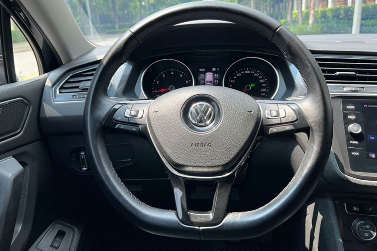 Xe được trang bị điều hóa khí hậu 3 vùng, có cụm điều chỉnh riêng cho hàng ghế phía sau. Vô lăng điều chỉnh 4 hướng, tự thu lại khi va đập. Ghế lái chỉnh điện 14 hướng và có chức năng massage ở hàng ghế trước. Toàn bộ các ghế bọc da cao cấp. Cốp sau đóng mở bằng điện với chức năng đá cốp giúp người dùng rảnh tay khi cần mang vác hành lí. 