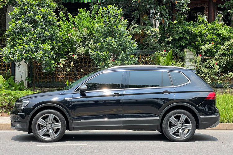 Volkswagen Tiguan Allspace đời 2018 có chiều dài 4,7m, hơn Tiguan hiện tại 26,8 cm, phần đầu xe từ trục bánh xe trước đến hết cản trước được thiết kế khí động học hoàn hảo, ngắn hơn bản thường 2,9cm, tạo ra chỗ ngồi rất rộng rãi cho hàng ghế thứ 2 và thứ 3. Chiều dài 4,7m cũng khiến Tiguan Allspace trở thành chiếc xe rộng rãi hơn nhiều so với các xe 5+2 có trục cơ sở tiêu chuẩn.