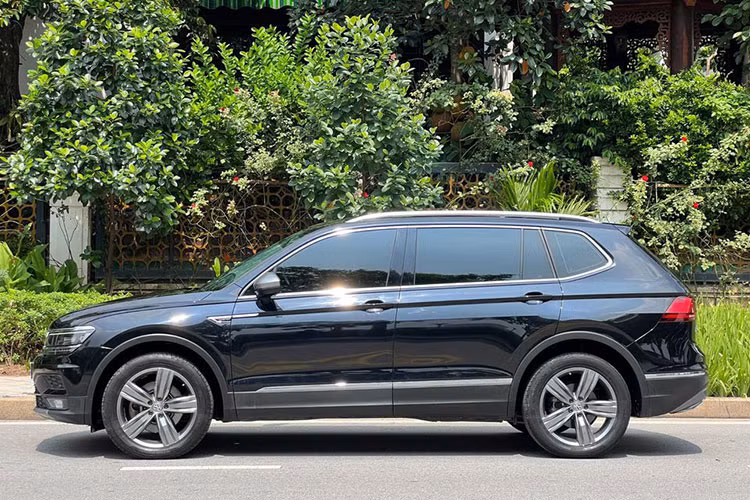 Volkswagen Tiguan Allspace đời 2018 có chiều dài 4,7m, hơn Tiguan hiện tại 26,8 cm, phần đầu xe từ trục bánh xe trước đến hết cản trước được thiết kế khí động học hoàn hảo, ngắn hơn bản thường 2,9cm, tạo ra chỗ ngồi rất rộng rãi cho hàng ghế thứ 2 và thứ 3. Chiều dài 4,7m cũng khiến Tiguan Allspace trở thành chiếc xe rộng rãi hơn nhiều so với các xe 5+2 có trục cơ sở tiêu chuẩn.