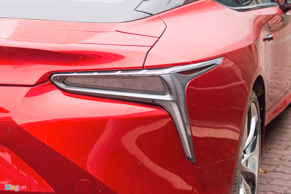 Cụm đèn hậu thiết kế 3D, sử dụng bóng LED nhỏ gọn và cá tính. Chiếc xe cho cảm giác không khác biệt nhiều so với bản concept LF-LC trước đây của Lexus.