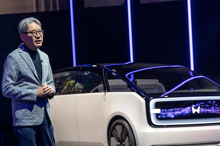 Honda tiếp tục đẩy mạnh chiến lược điện hóa với những bước tiến đầy thú vị. Một năm sau khi giới thiệu tầm nhìn về thế hệ xe điện mới, hãng xe Nhật Bản xác nhận sẽ ra mắt hai nguyên mẫu xe thuộc dòng Honda 0 Series chạy điện tại Triển lãm Điện tử Tiêu dùng (CES) diễn ra vào tháng 1/2025 ở Las Vegas.