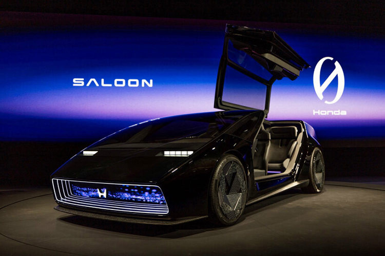 Hình ảnh teaser mới nhất cho thấy một cái nhìn thoáng qua về hai nguyên mẫu xe điện Honda 0 Series. Bên trái là mẫu sedan có thiết kế gần như tương đồng với Saloon EV Concept ra mắt năm ngoái. 