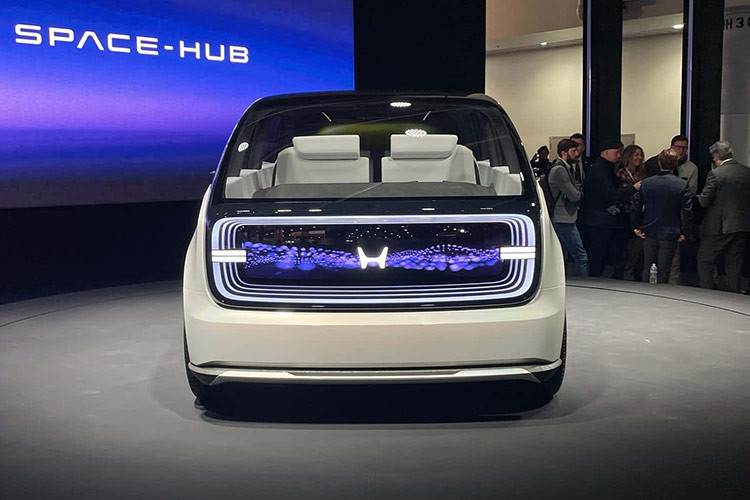 Một số chi tiết nổi bật bao gồm thiết kế không sử dụng gương chiếu hậu truyền thống, chiều dài cơ sở lớn và cửa sổ sau thẳng đứng, tích hợp dải đèn LED bao quanh. Ngoài ra, phần cản sau có thêm hai cụm đèn đặt thấp.