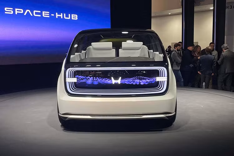 Một số chi tiết nổi bật bao gồm thiết kế không sử dụng gương chiếu hậu truyền thống, chiều dài cơ sở lớn và cửa sổ sau thẳng đứng, tích hợp dải đèn LED bao quanh. Ngoài ra, phần cản sau có thêm hai cụm đèn đặt thấp.