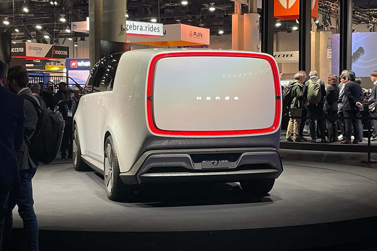 Gây chú ý hơn cả là nguyên mẫu SUV Honda 0 Series chạy điện bên cạnh. Xe mang phong cách SUV cỡ lớn với kiểu dáng vuông vức, có kích thước tương tự Hyundai Ioniq 9 hoặc Kia EV9. 
