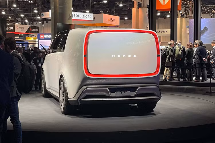 Gây chú ý hơn cả là nguyên mẫu SUV Honda 0 Series chạy điện bên cạnh. Xe mang phong cách SUV cỡ lớn với kiểu dáng vuông vức, có kích thước tương tự Hyundai Ioniq 9 hoặc Kia EV9. 
