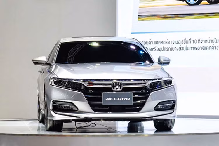 Về ngoại thất, Honda Accord 2019 sở hữu thiết kế hoàn toàn khác biệt so với phiên bản hiện tại và khá giống với chiếc xe đã từng ra mắt thị trường Mỹ cách đây một thời gian. Hệ thống đèn chiếu sáng dạng Full-Led đã được làm to bản cùng dải chrome sáng bóng ở mặt ca-lăng góp phần tô điểm cho mặt tiền của Accord 2019 thêm phần sáng sủa.