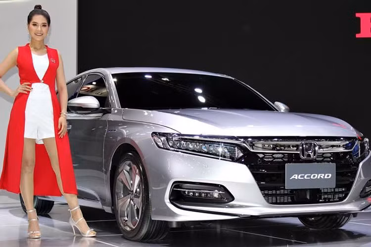 Với lợi thế về ngoại hình, trang bị và là hàng nhập khẩu, Honda Accord 2019 chắc chắn sẽ khiến các đối thủ cùng phân khúc nhưng lắp ráp trong nước như Mazda6, Hyundai Sonata phải dè chừng và kiêng nể. Còn đối với Toyota Camry, Honda Accord 2019 chắc chắn sẽ phải dè chừng.