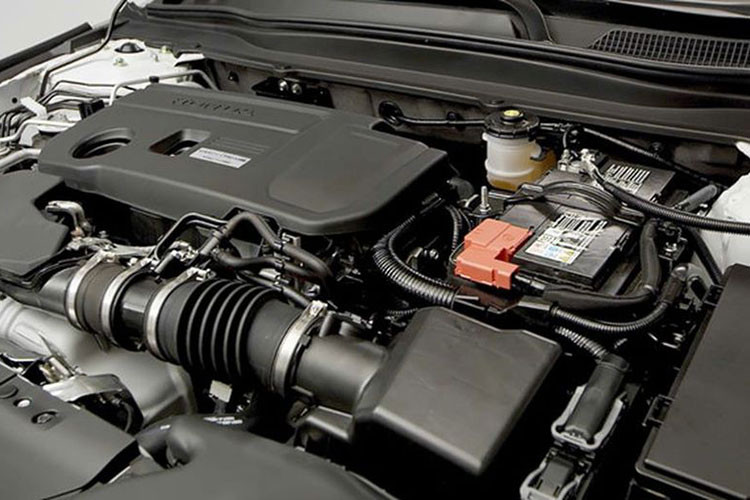 Honda trang bị trên Accord 2019 với 2 tùy chọn động cơ bao gồm1.5L Turbo và 2.0L Hybrid. Cụ thể, khối động cơ 1.5L turbo với 4 xi-lanh, tăng áp cho ra công suất tối đa 194 mã lực và mô-men xoắn 260 Nm. Phiên bản 2.0L Hybrid là khối động cơ Sport Hybrid Intelligent Multi Mode Drive với máy Atkinson Cycle 4 xi-lanh, 2 mô-tơ điện và cụm pin lithium-ion cho công suât 212 mã lực. Đi kèm hộp số tự động CVT mới.