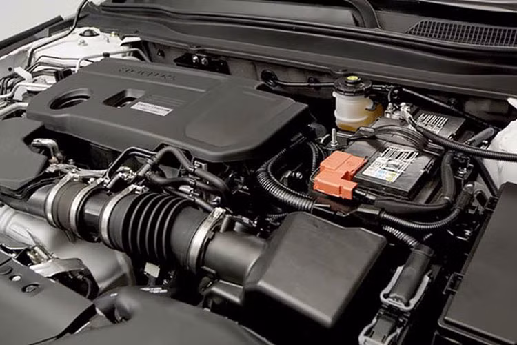 Honda trang bị trên Accord 2019 với 2 tùy chọn động cơ bao gồm1.5L Turbo và 2.0L Hybrid. Cụ thể, khối động cơ 1.5L turbo với 4 xi-lanh, tăng áp cho ra công suất tối đa 194 mã lực và mô-men xoắn 260 Nm. Phiên bản 2.0L Hybrid là khối động cơ Sport Hybrid Intelligent Multi Mode Drive với máy Atkinson Cycle 4 xi-lanh, 2 mô-tơ điện và cụm pin lithium-ion cho công suât 212 mã lực. Đi kèm hộp số tự động CVT mới.