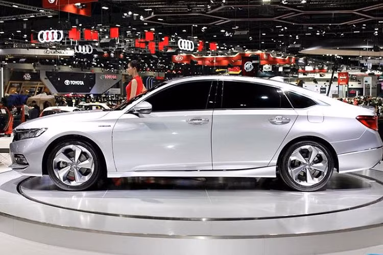 Honda Accord 2019 lần đầu tiên chào sân Thái Lan thông qua triển lãm Thai Motor Expo 2018. Tuy nhiên, vào thời điểm đó hãng xe Nhật Bản chưa công bố bất cứ thông tin gì về mẫu xe sedan hạng D này. Và phải tới triển lãm Bangkok Motor Show 2019 vừa rồi, Honda mới chính thức trình làng Accord thế hệ mới tới người dùng toàn khu vực.
