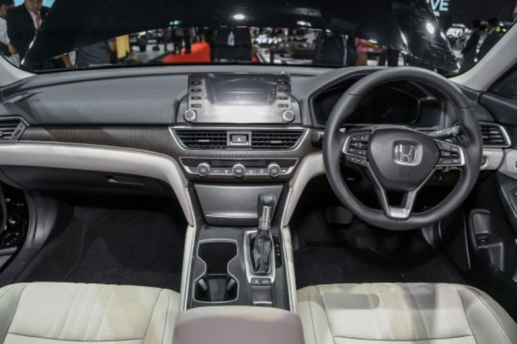 Khoang nội thất của Honda Accord 2019 cũng sở hữu ngôn ngữ thiết kế mới, đơn giản và sang trọng. Bảng đồng hồ kỹ thuật số, màn hình thông tin giải trí nằm độc lập trên mặt táp-lô và 2 hộc để cốc nằm song song với cụm điều khiển trung tâm. Bên dưới màn hình giải trí trung tâm là cửa gió điều hòa và các núm chỉnh cơ tiện dụng.