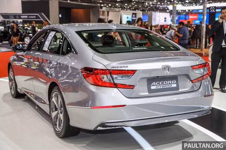 Giá xe Honda Accord 2019 mới sẽ được bán ra tại thị trường Thái Lan với mức từ khoảng 1 tỷ đồng. Như vậy, sau khi về Việt Nam, mức giá của Accord 2019 sẽ tăng lên đôi chút do các thuế phí nhập khẩu và sẽ dao động ở mức 1,2 đến 1,4 tỷ đồng.