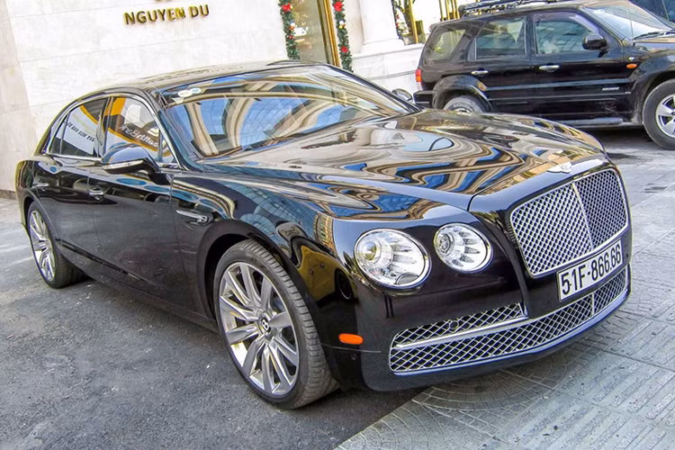 Bentley Flying Spur bản mới có hai sự lựa chọn động cơ. Một cỗ máy V8 tiết kiệm nhiên liệu và phiên bản còn lại sử dụng động cơ W12, 6.0 lít, công suất 616 mã lực và 800 Nm mô-men xoắn. Kết hợp với hộp số tự động ZF 8 cấp, truyền động bốn bánh.