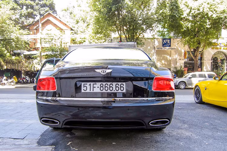 Flying Spur là dòng xe được chuyển đổi từ bản coupe Continental. Mặc dù vậy, hai chiếc xe được thiết kế hoàn toàn khác nhau. Sự khác biệt dễ nhận thấy giữa Continental và một Spur là lưới tản nhiệt phía trước bằng lưới thép, nhẹ hơn 50 kg so với thế hệ trước đây.