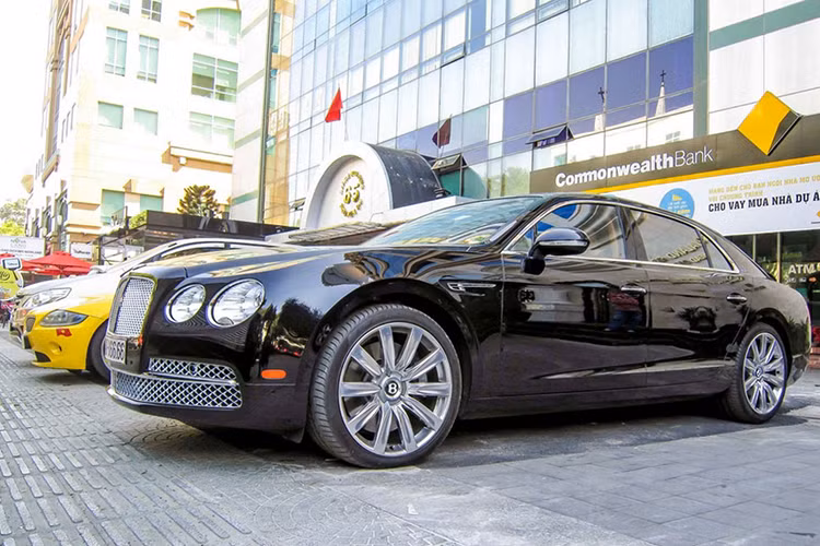 Bentley Flying Spur W12 được thiết kế nhằm thay thế dòng xe siêu sang Continental Flying Spur phát triển từ 2005. So với thế hệ cũ, Flying Spur mới có đường nét cứng cáp, vuông vắn hơn và thường được các doanh nhân sở hữu.