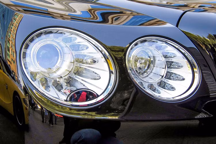 Bentley Flying Spur W12 là dòng xe bán chạy nhất của thương hiệu xe sang Bentley, Anh quốc. Tại hai thị trường là Trung Quốc và Mỹ, có tới 60% lượng Bentley sản xuất được tiêu thụ tại thị trường tỷ dân này.