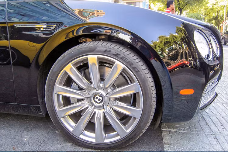 Đèn pha kết hợp giữa bi-xenon ở vị trí trung tâm và các đèn LED chiếu sáng ban ngày khá đẹp mắt. Cụm đèn hậu đuôi LED và đèn phanh phụ thứ 3 trải dài hết mép kính sau. Bên cạnh đó, gương chỉnh điện của xe với chế độ sấy gương và kính chắn gió gắn cảm biến...