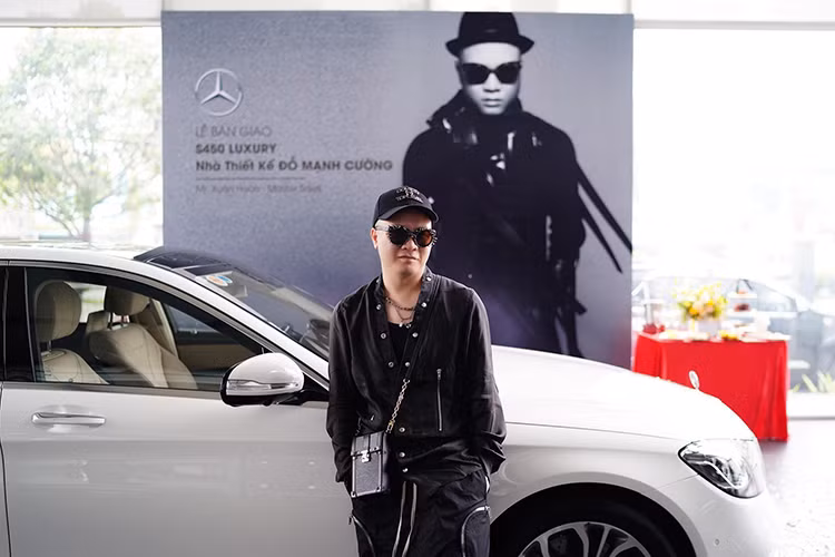 Đây chỉ là phiên bản nâng cấp chứ không phải hoàn toàn mới của mẫu sedan hạng sang này. Chi tiết mới đáng chú ý trên S 450 L Luxury chính là cụm lưới tản nhiệt mới 3 nan kép lấy từ dòng S-Class Maybach cũ, cụm đèn pha Multi-beam LED đi kèm 3 dải đèn LED định vị. Cản trước thay đổi đi kèm hốc hút gió mới liền khối hai bên.