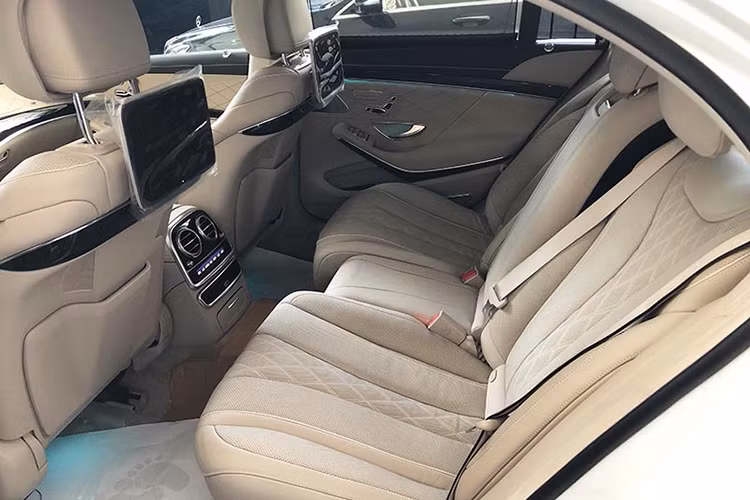 Mẫu xe sang này cũng sở hữu hàng loạt các hệ thống an toàn như: hỗ trợ đỗ xe chủ động, bình chữa cháy, chức năng cảnh báo mất tập trung, chống trượt khi tăng tốc ASR, ổn định thân xe điện tử ESP và hỗ trợ ổn định xe khi gió thổi ngang, camera 360 độ phân giải cao, chức năng cảnh báo Pre- Safe, chống bó cứng phanh ABS, hỗ trợ phanh khẩn cấp.