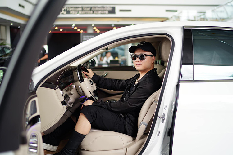 Nội thất xe thay đổi với 2 màn hình 12,3 inch tạo thành khu vực nối liền chuẩn HD. Vô-lăng xe thiết kế 3 chấu thay vì 2 chấu như trước đây. Ghế trước chỉnh điện nhớ 3 vị trí tích hợp sưởi và thông gió, ghế sau masage 6 chố độ khác nhau trong đó có 2 chế độ có thể kết hợp sưởi tạo hiệu ứng masage đá nóng. Phía trước tích hợp sạc điện thoại không dây. 