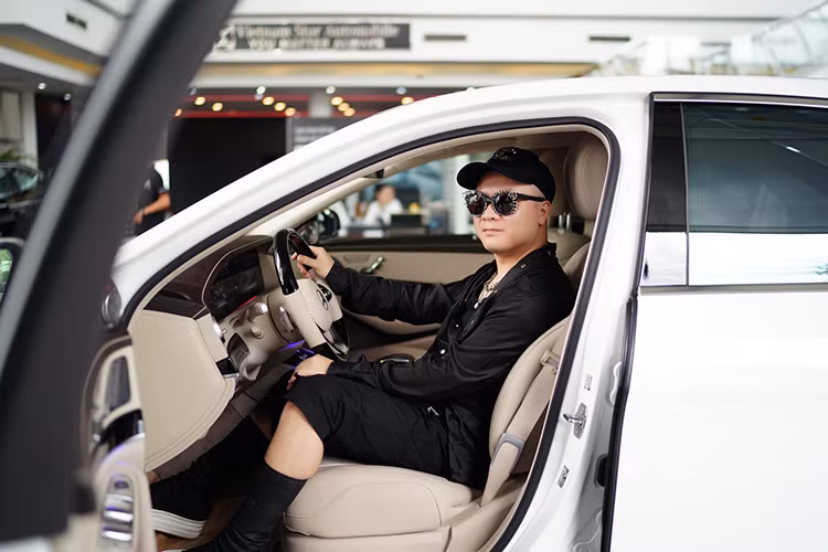 Nội thất xe thay đổi với 2 màn hình 12,3 inch tạo thành khu vực nối liền chuẩn HD. Vô-lăng xe thiết kế 3 chấu thay vì 2 chấu như trước đây. Ghế trước chỉnh điện nhớ 3 vị trí tích hợp sưởi và thông gió, ghế sau masage 6 chố độ khác nhau trong đó có 2 chế độ có thể kết hợp sưởi tạo hiệu ứng masage đá nóng. Phía trước tích hợp sạc điện thoại không dây. 