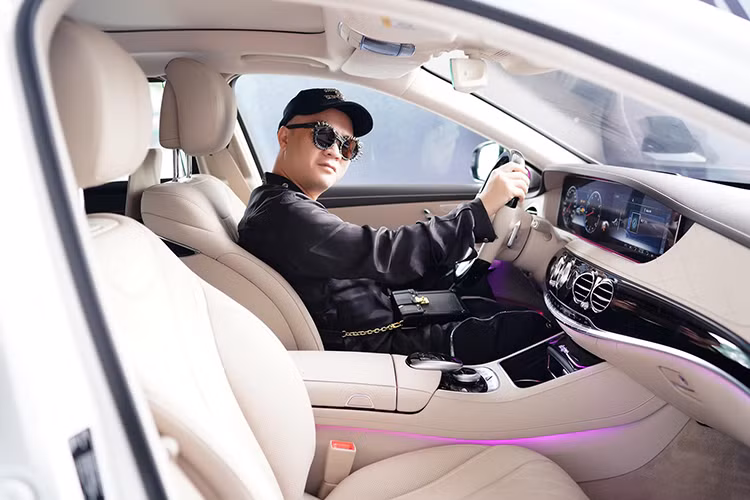 Hệ thống giải trí bao gồm âm thanh Bumester 13 loa công suất 590W, đèn viền nội thất với 64 màu tuỳ chọn, nội thất bọc da cao cấp ốp gỗ bóng Burr Walnut, cửa sổ trời panoramic. Xe có khả năng tương thích Bluetooth, trình duyệt Internet, Apple Carplay, Android và định vị vệ tinh toàn cầu có bản đồ Việt Nam, Camera 360 độ... 