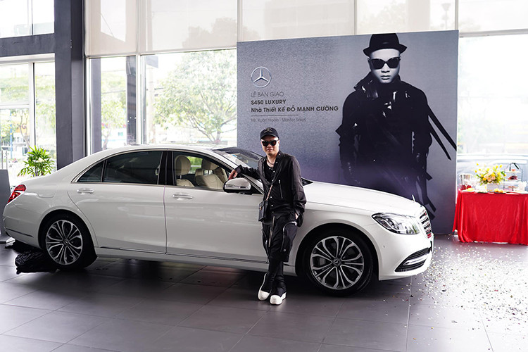 Mới đây, nhà thiết kế Đỗ Mạnh Cường đã tậu cho mình chiếc xe sang Mercedes-Benz S450L Luxury mới. Được biết trước đó, anh đã từng sử dụng qua hai mẫu xe sang mang thương hiệu ngôi sao 3 cánh khác là Mercedes-Benz C200, Mercedes-Benz S400.