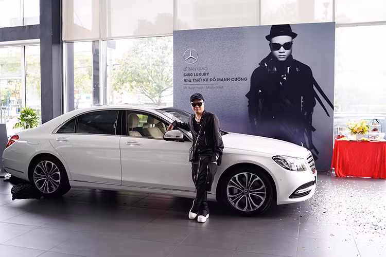 Mới đây, nhà thiết kế Đỗ Mạnh Cường đã tậu cho mình chiếc xe sang Mercedes-Benz S450L Luxury mới. Được biết trước đó, anh đã từng sử dụng qua hai mẫu xe sang mang thương hiệu ngôi sao 3 cánh khác là Mercedes-Benz C200, Mercedes-Benz S400.