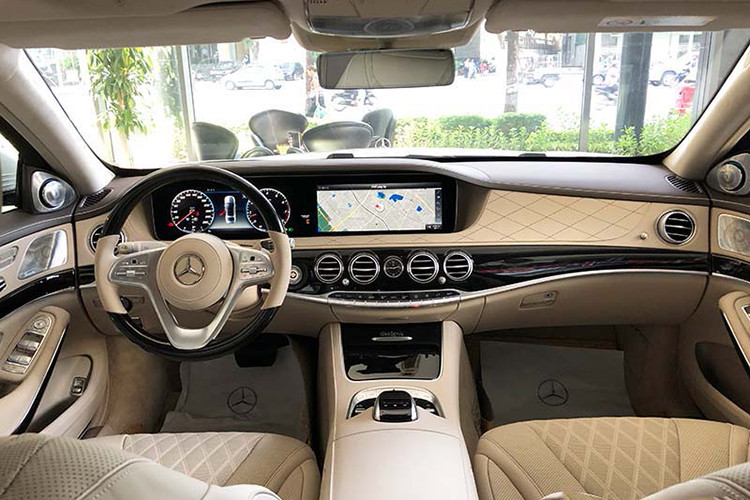 Mercedes-Benz S450 L sở hữu khối động cơ V6 3.0L sản sinh công suất tối đa 367 mã lực, mô-men xoắn cực đại 500 Nm tại 1.800 - 5.000 v/p. Hộp số là loại 9 cấp 9G-Tronic, hệ dẫn động cầu sau cùng 4 chế độ lái; Eco, Sport, Comfort, Individual... Xe có khả năng tăng tốc từ 0 - 100km/h mất 5,4 giây, tốc độ tối đa 250 km/h. 