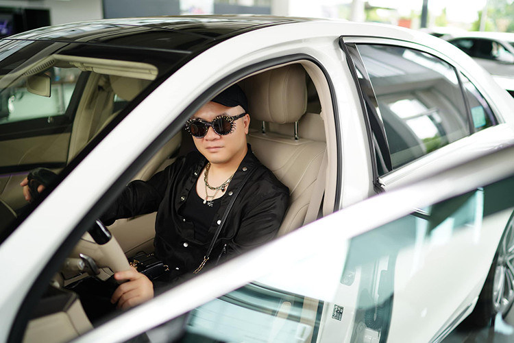 Mercedes-Benz S 450 L Luxury mới sử dụng mâm 5 chấu kép, gương chiếu hậu chỉnh điện tích hợp đèn xi-nhan dạng LED. Cụm đèn hậu dạng LED tái thiết kế, cản sau mới tích hợp chụp ống xả làm từ hợp kim mạ chrome sáng. Xe có kích thước Dài x Rộng x Cao lần lượt là 5.255 x 1.899 x 1.494 mm, chiều dài trục cơ sở 3.165 mm.