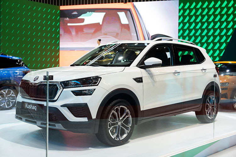  Skoda Kushaq và Slavia 2025 mới Skoda Kushaq, mẫu SUV cỡ B phát triển riêng cho thị trường mới nổi, đã lộ diện tại nhà máy và trên đường phố. Xe được lắp ráp trong nước, dự kiến ra mắt ngay trong quý II/2025. Với chiều dài khoảng 4,2 mét, Kushaq sẽ cạnh tranh trực tiếp cùng Kia Seltos và Mitsubishi Xforce.