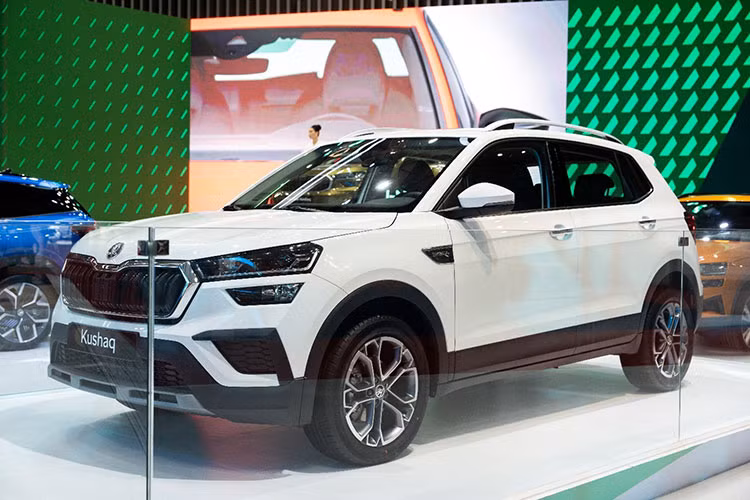  Skoda Kushaq và Slavia 2025 mới Skoda Kushaq, mẫu SUV cỡ B phát triển riêng cho thị trường mới nổi, đã lộ diện tại nhà máy và trên đường phố. Xe được lắp ráp trong nước, dự kiến ra mắt ngay trong quý II/2025. Với chiều dài khoảng 4,2 mét, Kushaq sẽ cạnh tranh trực tiếp cùng Kia Seltos và Mitsubishi Xforce.