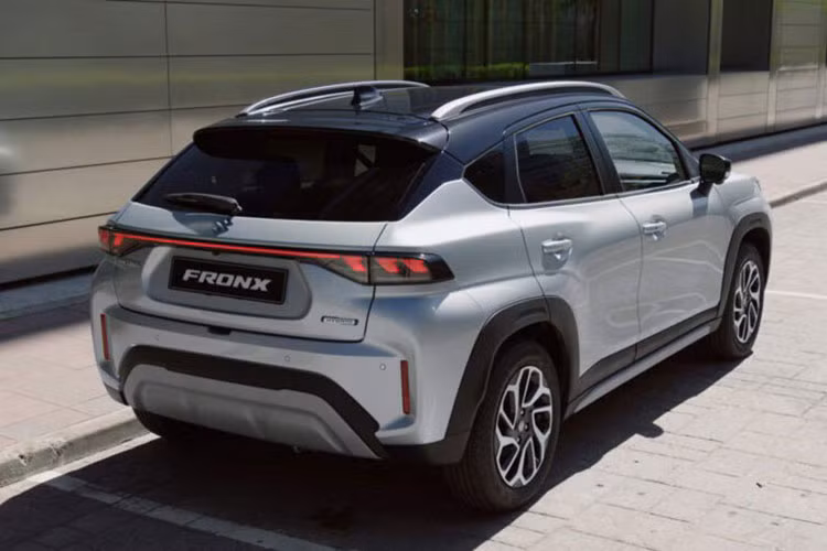 Fronx trang bị đèn LED chiếu sáng, mâm 17 inch, nội thất dự kiến có màn hình trung tâm 9 inch, phong cách thiết kế tương tự Swift. Xe có khả năng sử dụng động cơ 1.5L hút khí tự nhiên, kết hợp hộp số tự động 6 cấp. 