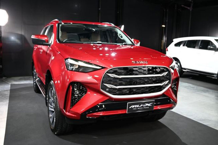  Isuzu mu-X bản nâng cấp Isuzu mu-X 2025 vừa ra mắt tại Thái Lan đã nhanh chóng xuất hiện tại Việt Nam. Mẫu SUV 7 chỗ có thiết kế sắc sảo hơn, đèn LED mới, lưới tản nhiệt góc cạnh và mâm 20 inch thể thao. Động cơ có thể nâng cấp từ 1.9L lên 2.2L, sản sinh công suất 163 mã lực và mô-men xoắn 400 Nm. 