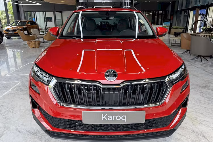  Skoda Karoq SportLine 2025 Trong loạt xe SUV mới về Việt Nam, đầu tiên phải kể đến Skoda Karoq vốn đã quen mặt tại Việt Nam nhưng phiên bản SportLine mới chỉ vừa xuất hiện tại trung tâm kiểm tra khí thải. Đây có thể là biến thể cao cấp nhất của mẫu SUV này, với mức giá niêm yết từ 999 triệu đến 1,089 tỷ đồng, trong khi giá thực tế tại đại lý chỉ từ 799 triệu đồng.