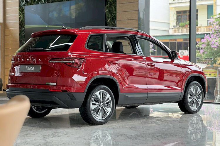 Bản SportLine của Skoda Karoq 2025 gây ấn tượng với mâm hợp kim 19 inch thiết kế thể thao, gói ngoại thất tối màu. Nội thất hướng đến trải nghiệm lái thể thao với ghế bọc vải Suedia, vô-lăng đáy phẳng và bộ pedal kim loại.