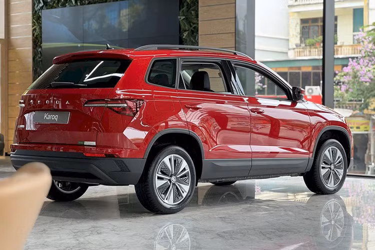 Bản SportLine của Skoda Karoq 2025 gây ấn tượng với mâm hợp kim 19 inch thiết kế thể thao, gói ngoại thất tối màu. Nội thất hướng đến trải nghiệm lái thể thao với ghế bọc vải Suedia, vô-lăng đáy phẳng và bộ pedal kim loại.