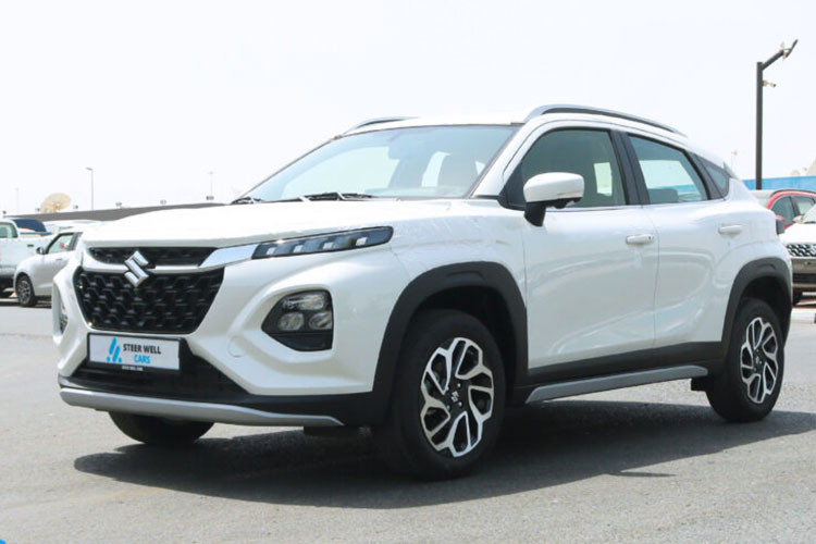  Suzuki Fronx 2025 Mẫu xe SUV Suzuki Fronx lần đầu tiên xuất hiện tại Việt Nam, cũng tại trung tâm kiểm tra khí thải. Đây là mẫu SUV/crossover cỡ nhỏ, đối thủ của Toyota Raize, Kia Sonet và Hyundai Venue. 