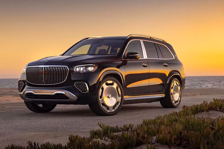  Mercedes-Maybach GLS 2025 Mẫu xe SUV Mercedes-Maybach GLS 2025 cũng đã xuất hiện tại trung tâm kiểm tra khí thải. Bản facelift mới có lưới tản nhiệt chỉnh sửa, hốc gió nhỏ gọn hơn, đèn LED tinh chỉnh. Nội thất Maybach GLS 600 dự đoán sẽ cao cấp hơn trước với vô-lăng và vật liệu hoàn thiện mới.